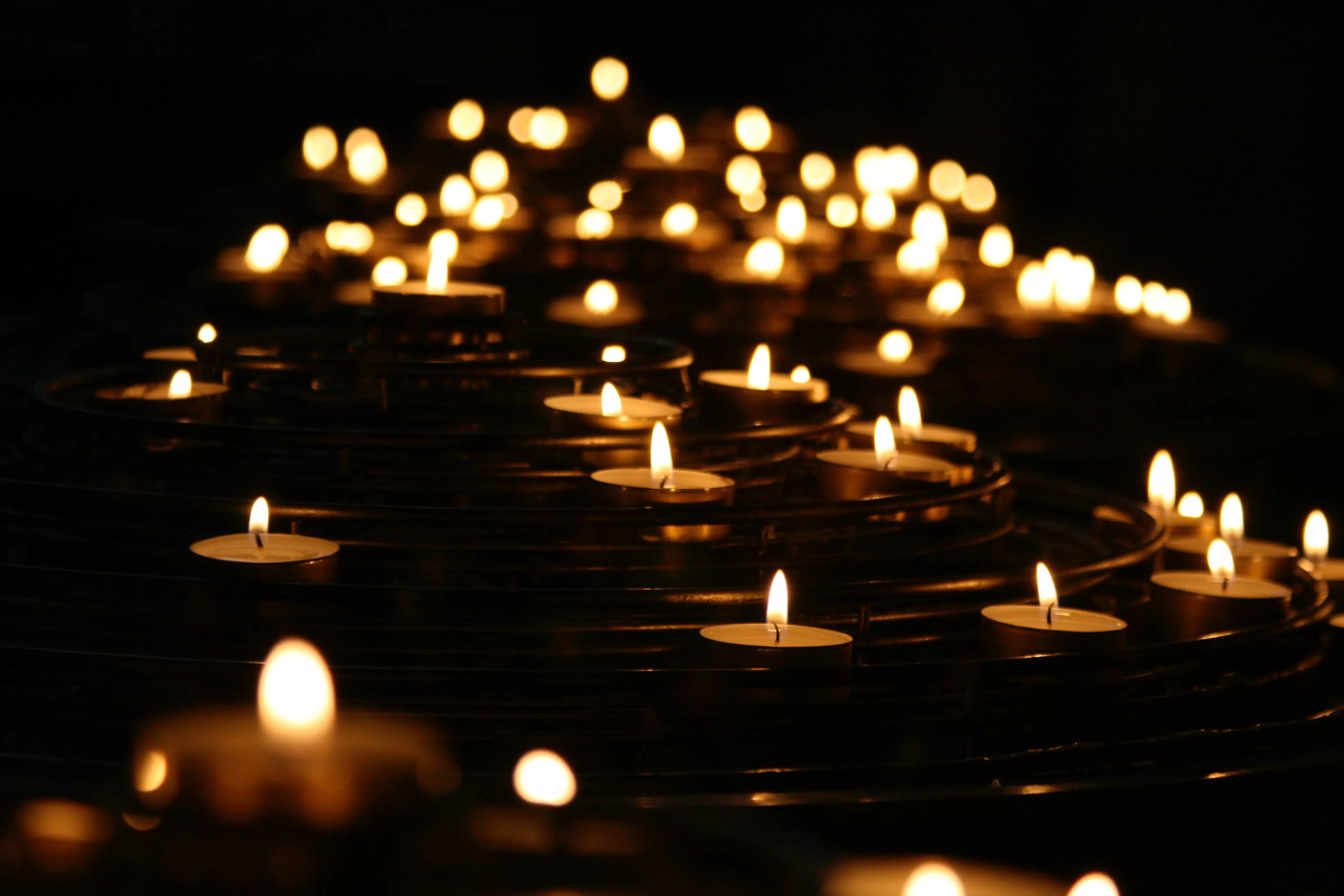 12 bougies Blanches à flamme de couleur - Ambiances Devineau